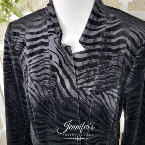 Chico's NWT Black Crushed Velvet Embossed Zebra Print Longline Jacket Size 8/10 - Picture 3 of 12
